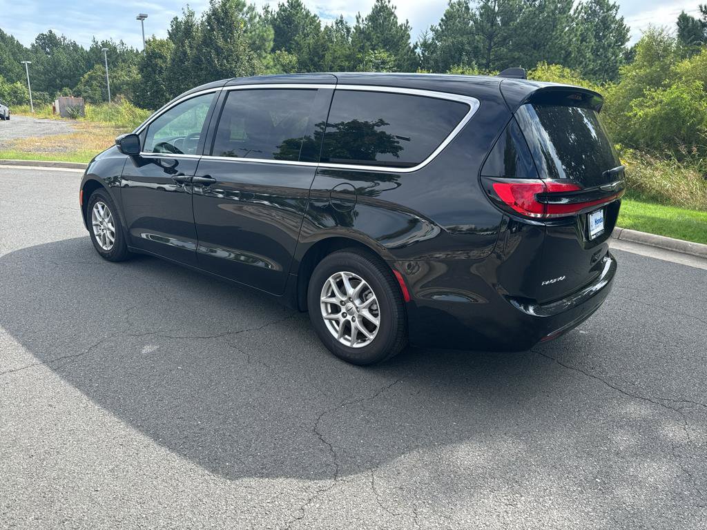 Used 2025 Chrysler Pacifica Select FWD image 5