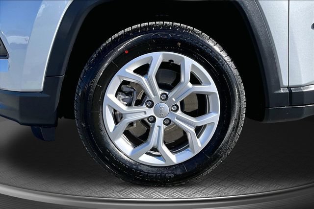 Used 2024 Jeep Compass Latitude AWD/4WD image 31