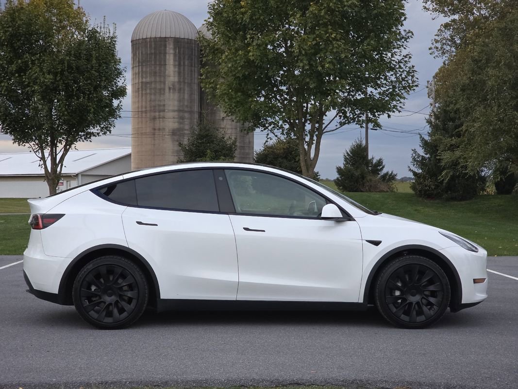 Used 2021 Tesla Model Y Long Range image 9