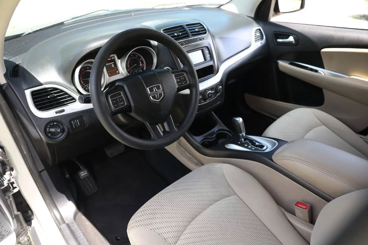 Used 2017 Dodge Journey SXT w/ Comfort/Convenience Group FWD image 4