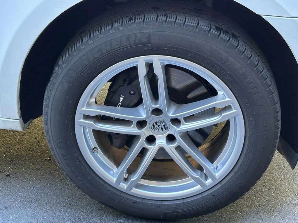 Certified 2025 Porsche Macan image 11