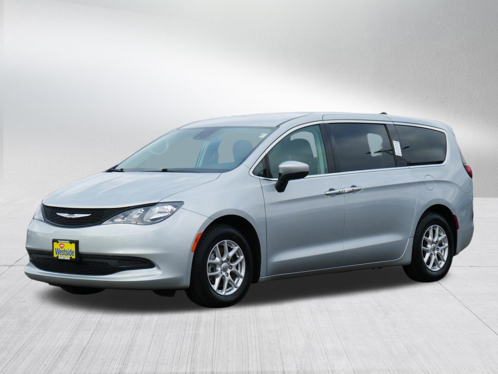 Used 2023 Chrysler Voyager LX image 3