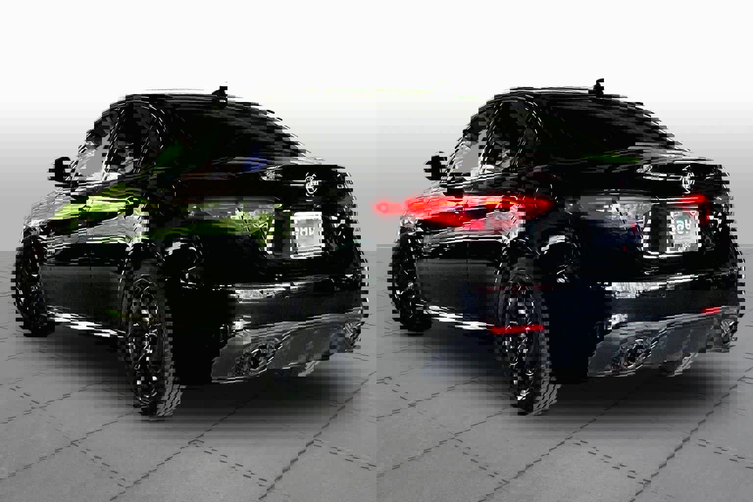 Used 2018 Alfa Romeo Giulia Ti Sport w/ Quick Order Package 22U Sport RWD image 11