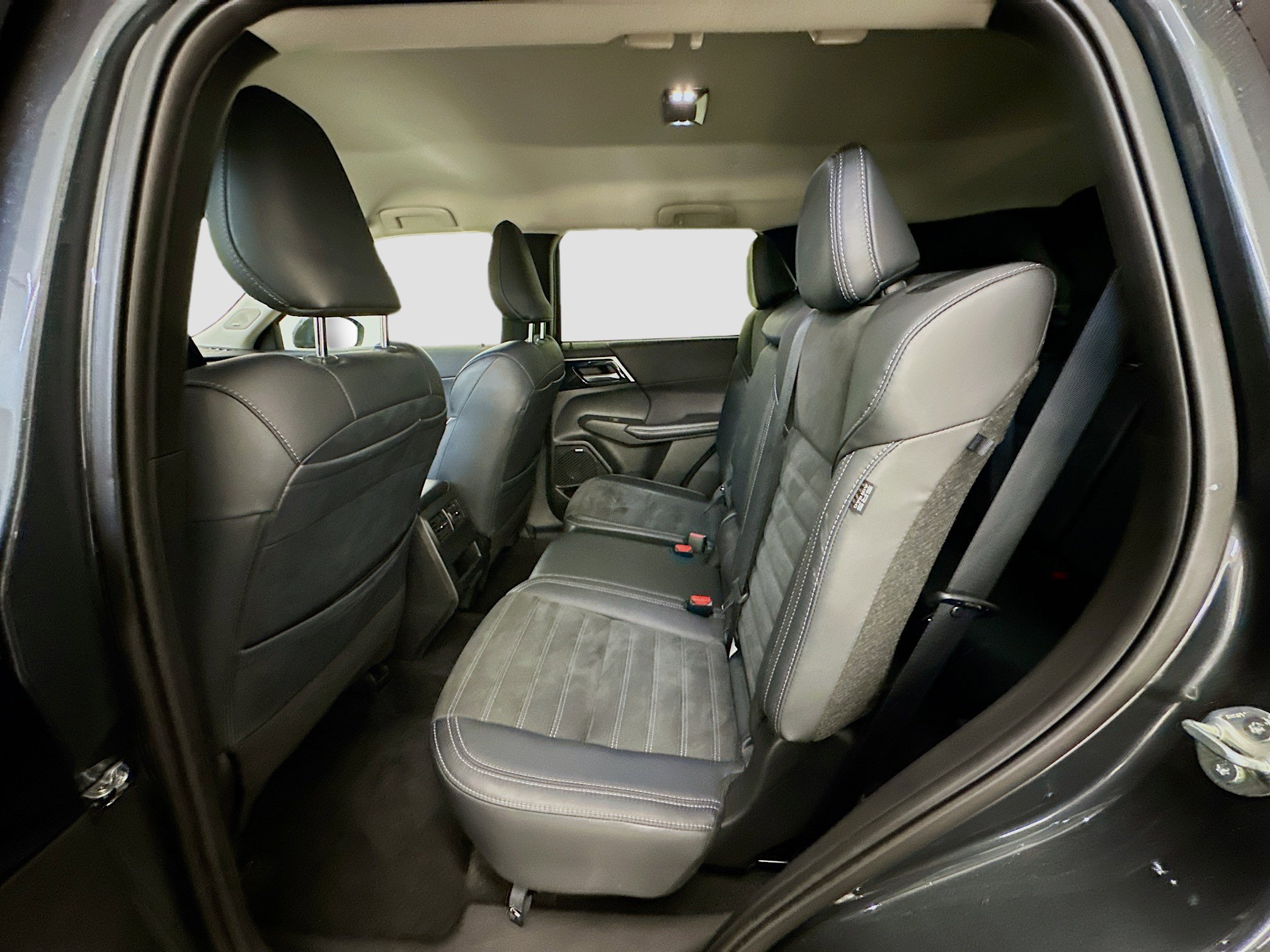 Used 2025 Mitsubishi Outlander SE image 29