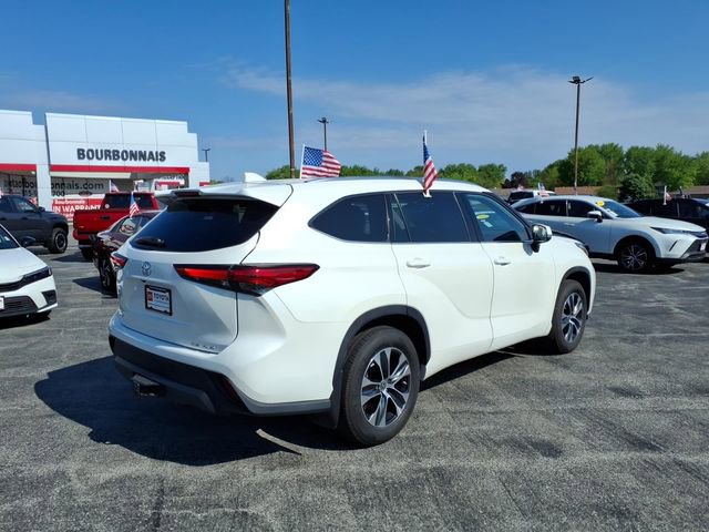 Used 2021 Toyota Highlander XLE AWD/4WD image 3