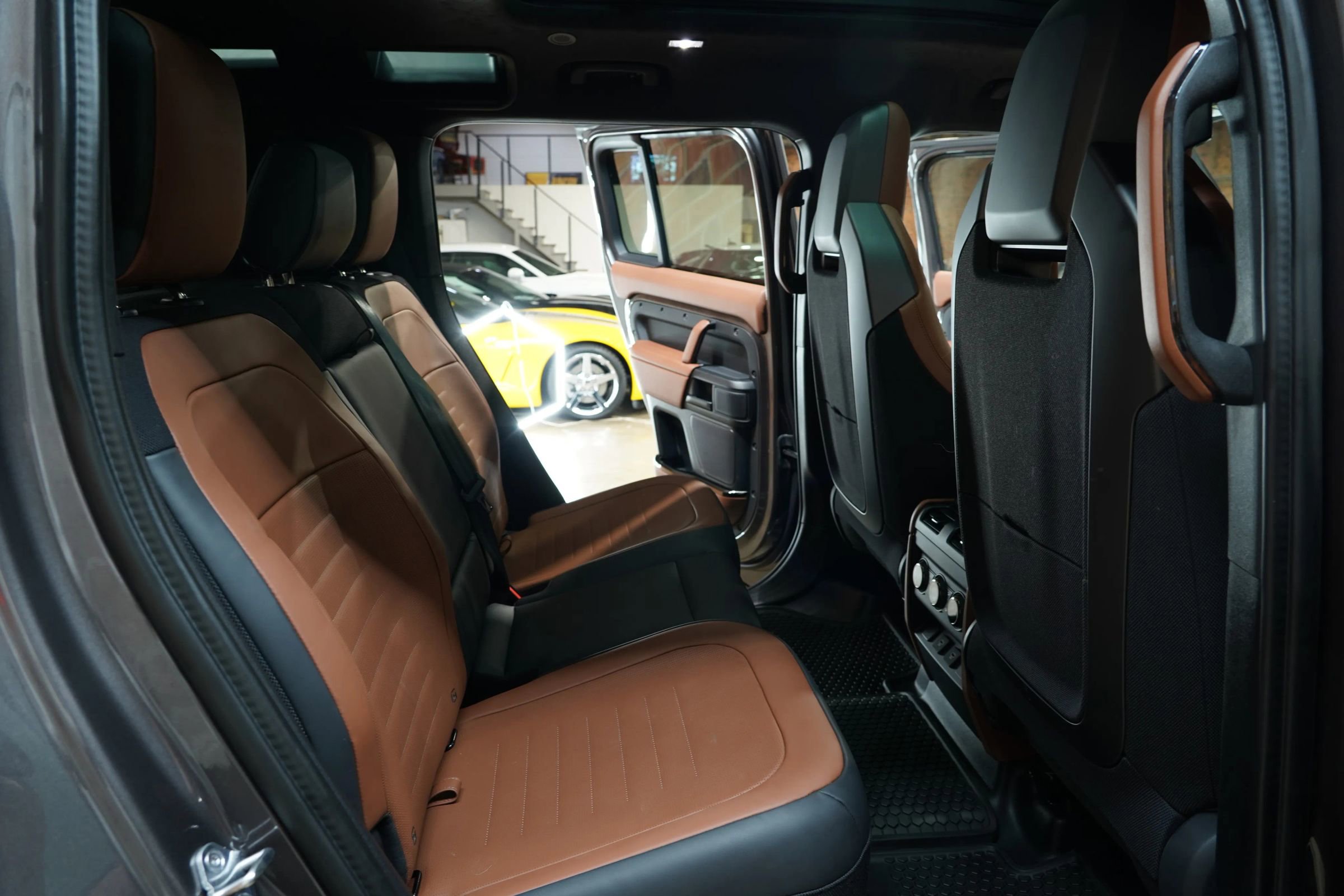 Used 2025 Land Rover Defender 110 image 59