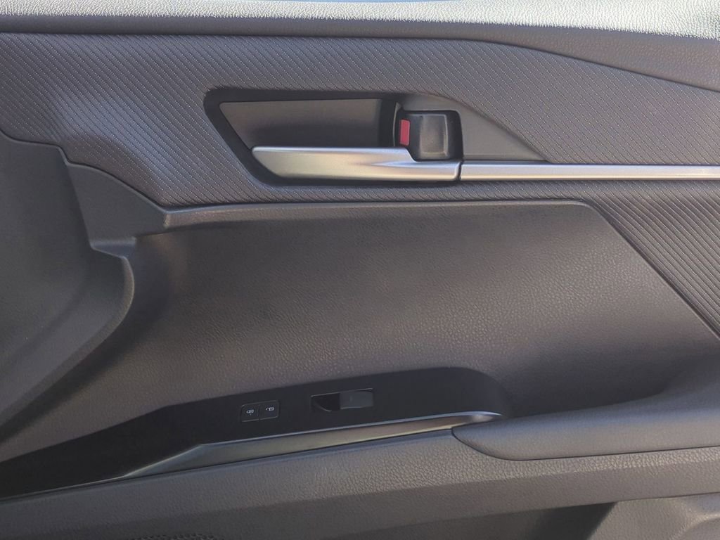 Used 2025 Toyota Camry SE image 34