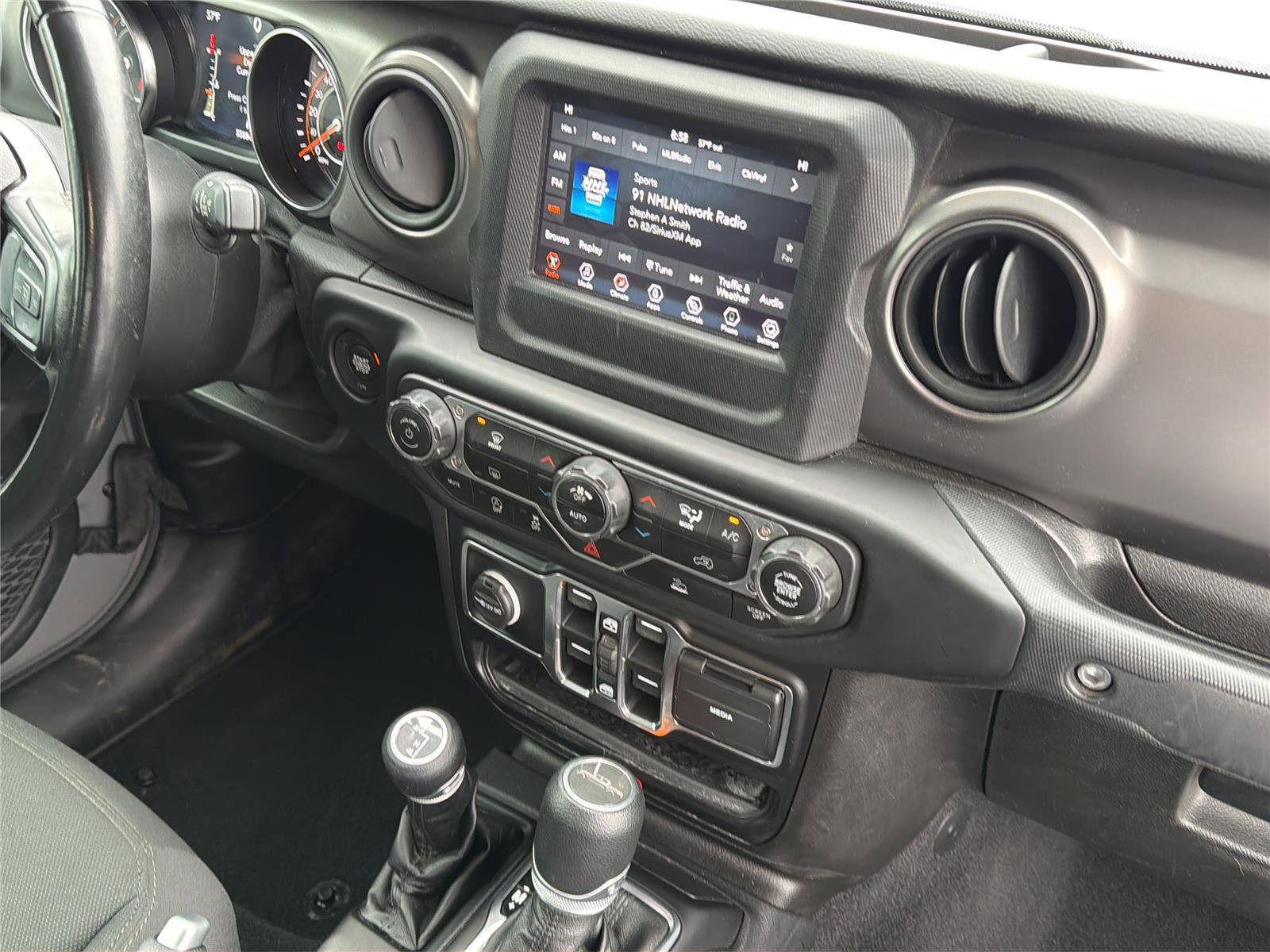 Used 2021 Jeep Gladiator Sport image 18