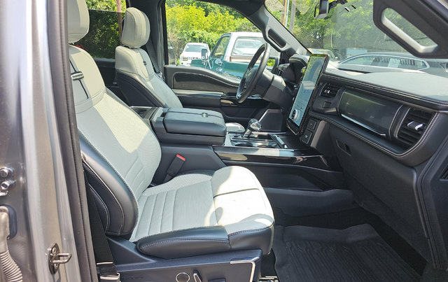 Used 2023 Ford F150 Lightning Platinum AWD/4WD image 5