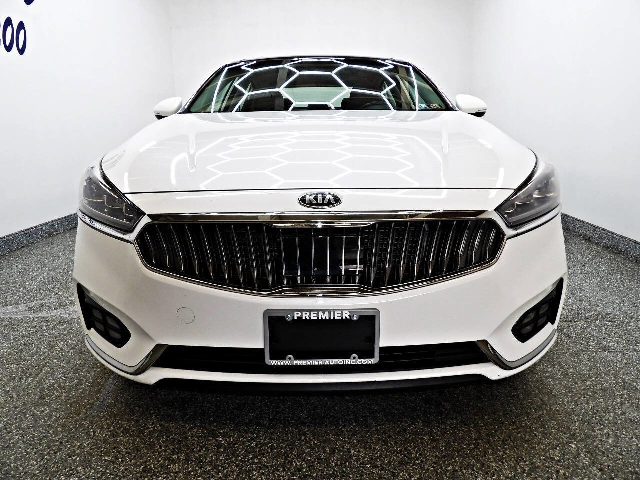 Used 2017 Kia Cadenza Technology FWD image 2