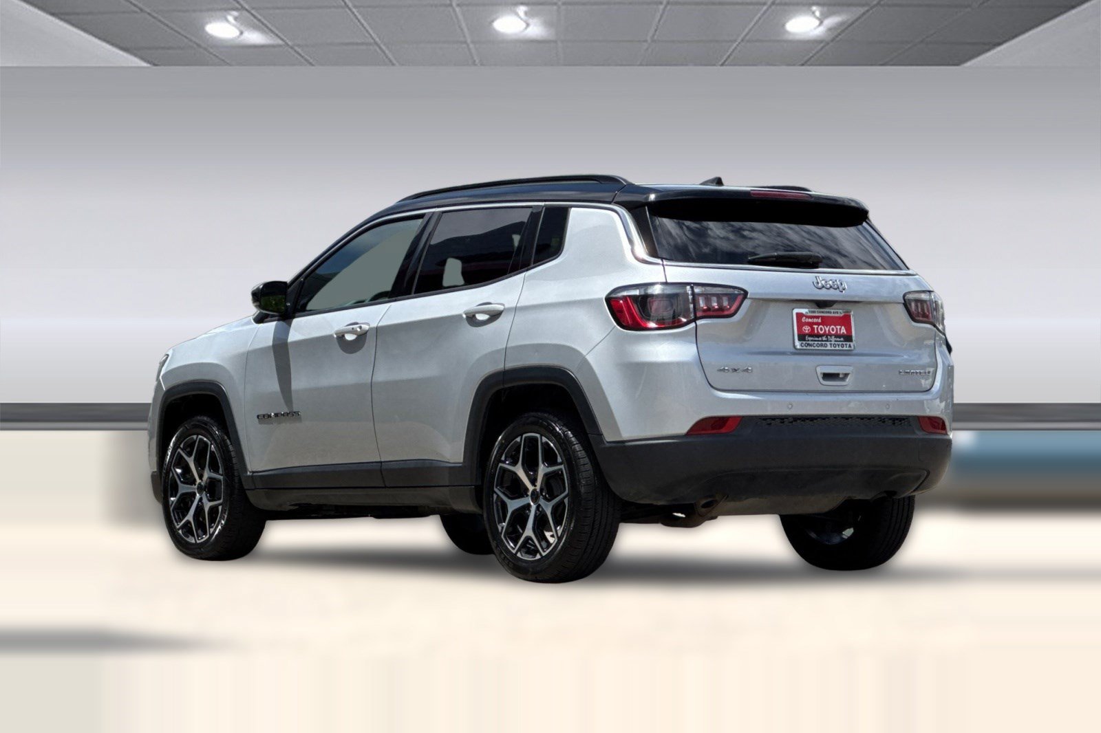 Used 2025 Jeep Compass Limited AWD/4WD image 3
