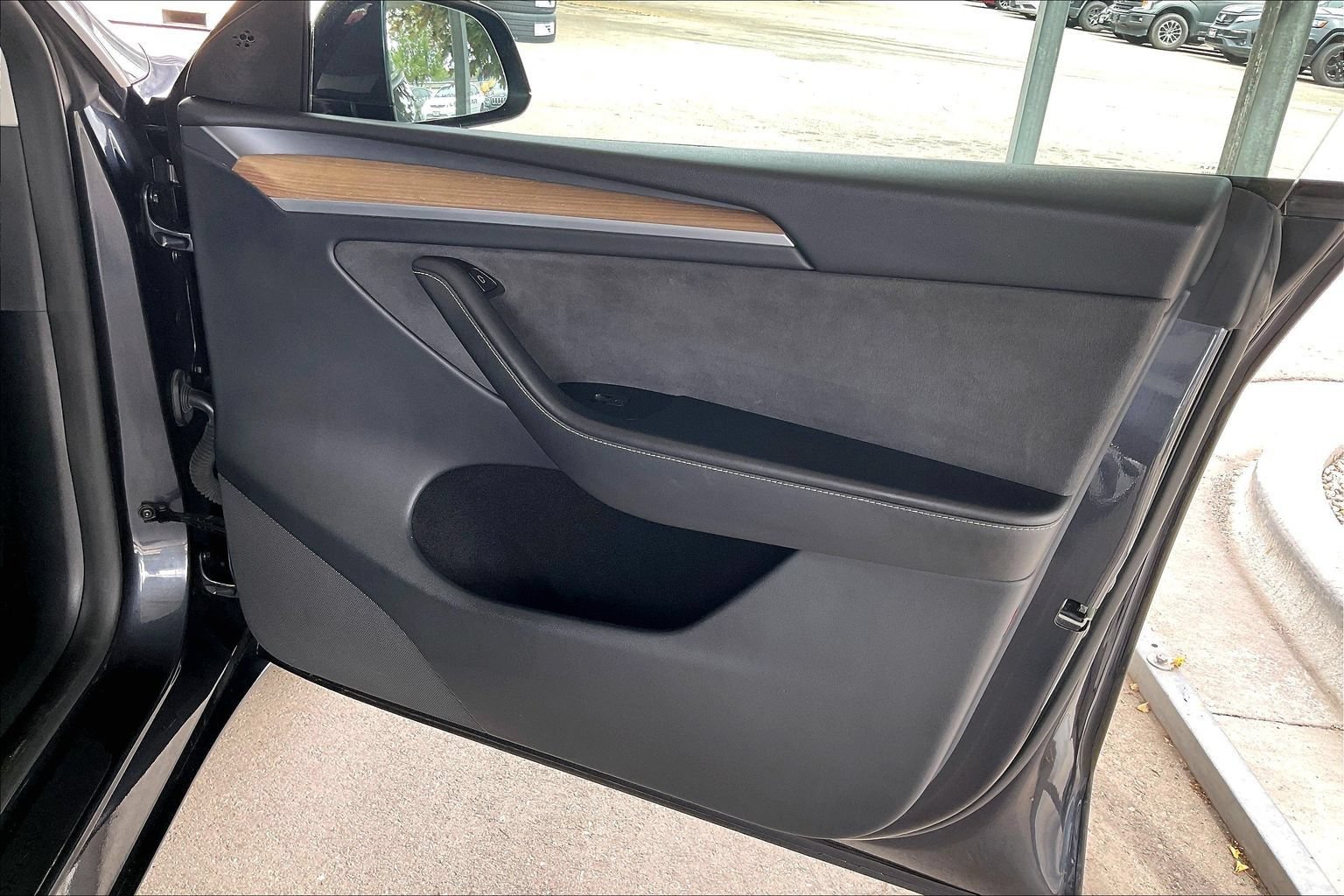 Used 2024 Tesla Model Y Long Range AWD/4WD image 23