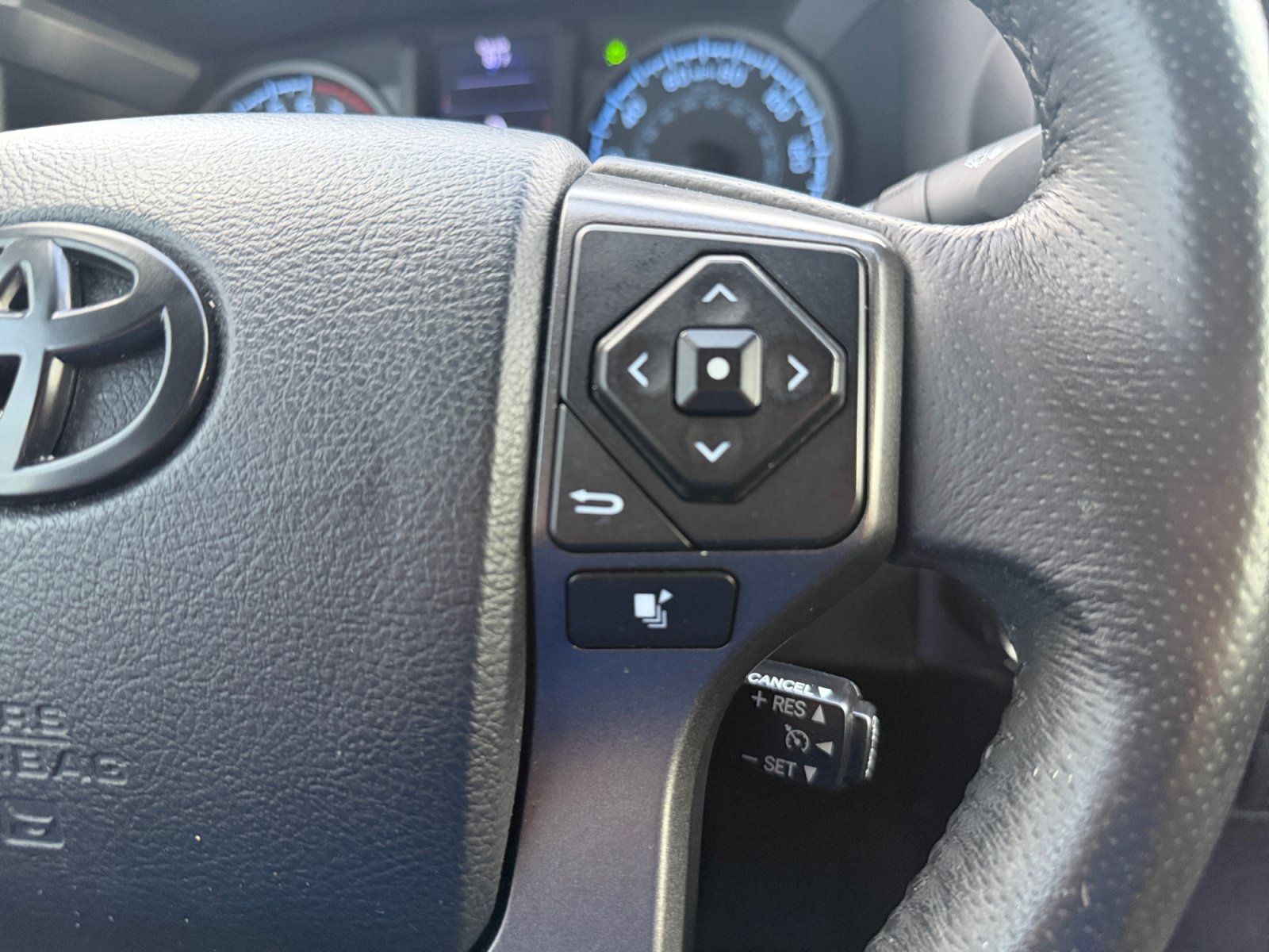 Used 2017 Toyota Tacoma TRD Off-Road w/ Premium & Technology Package AWD/4WD image 19