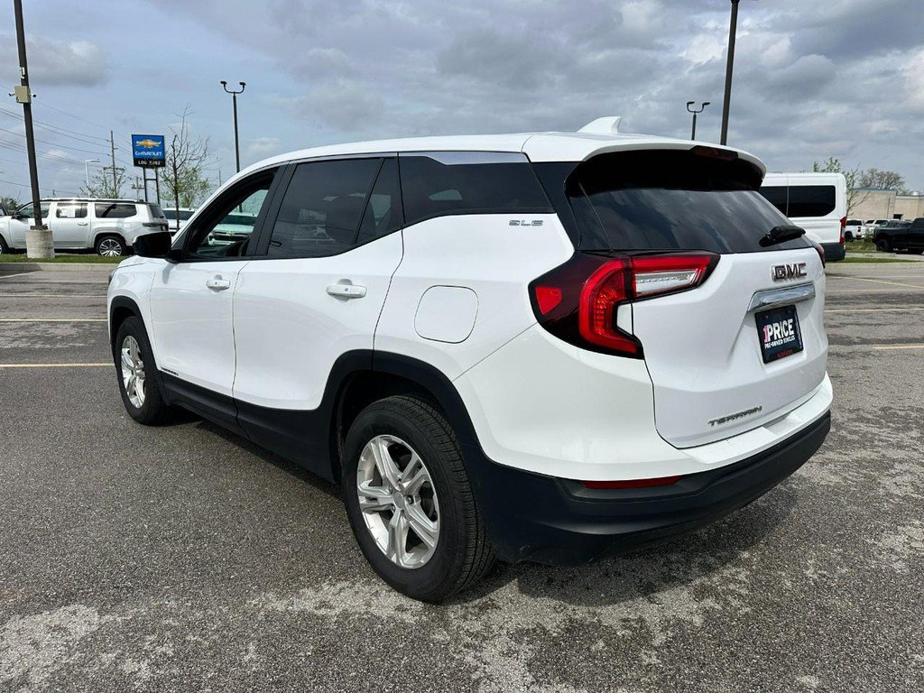 Used 2024 GMC Terrain SLE video 3