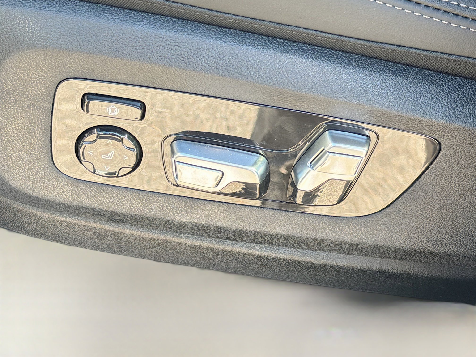 New 2026 BMW X5 xDrive50e w/ Executive Package image 25