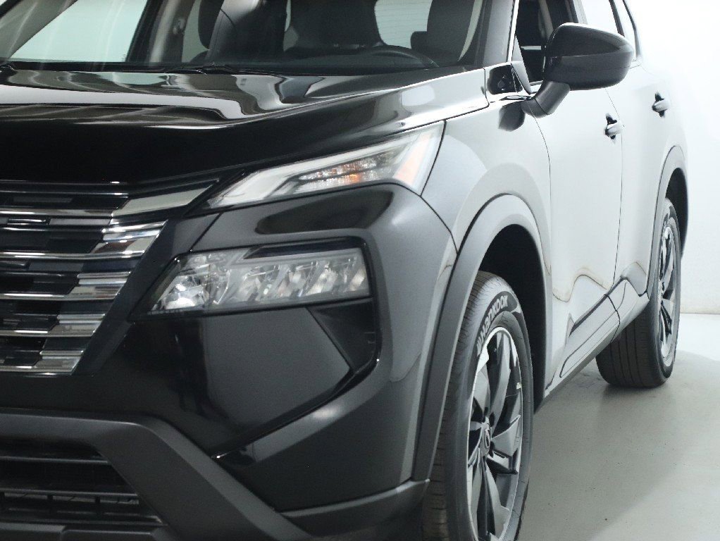 Certified 2025 Nissan Rogue SV image 5