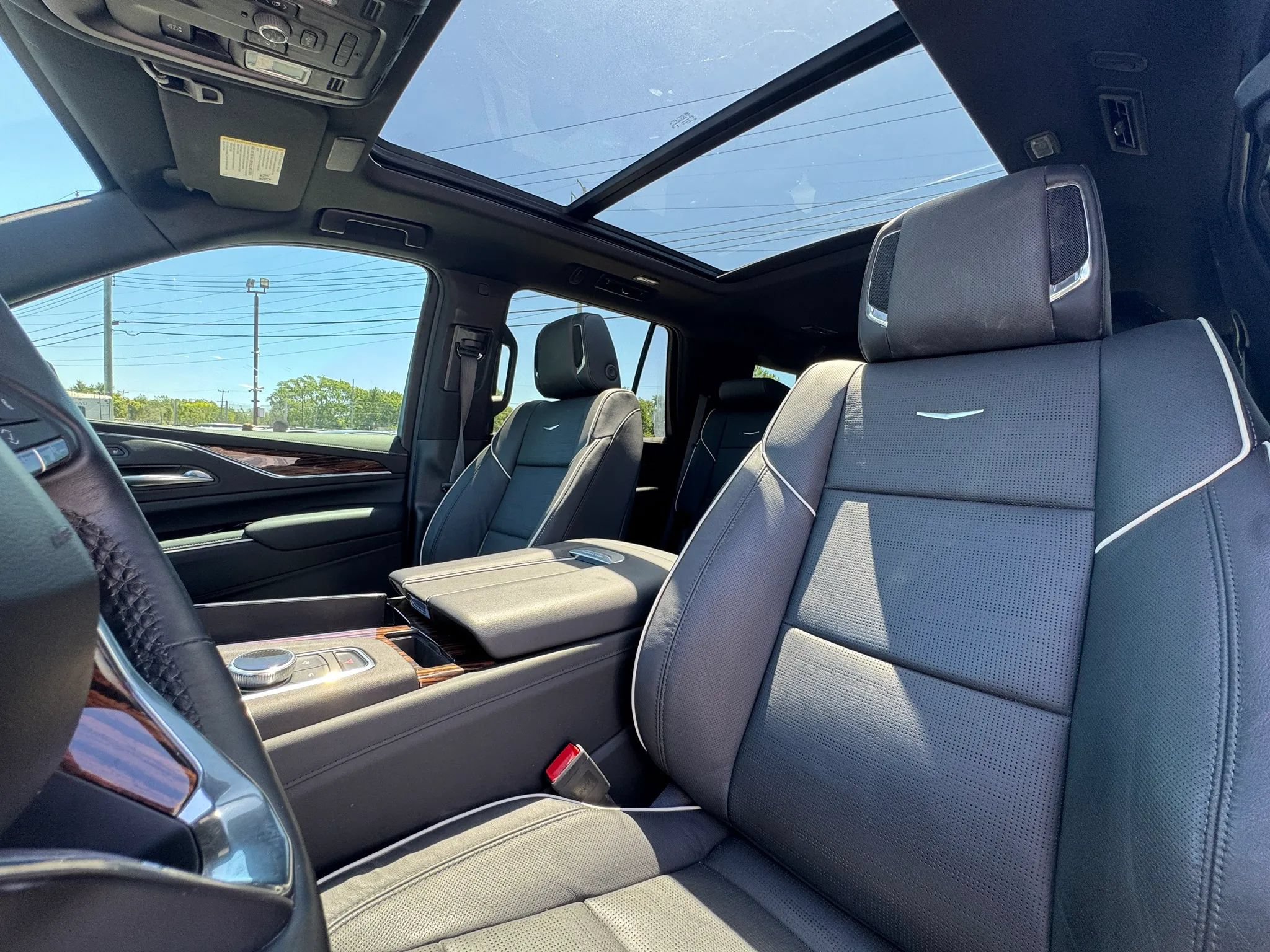 Used 2024 Cadillac Escalade Premium Luxury AWD/4WD image 17
