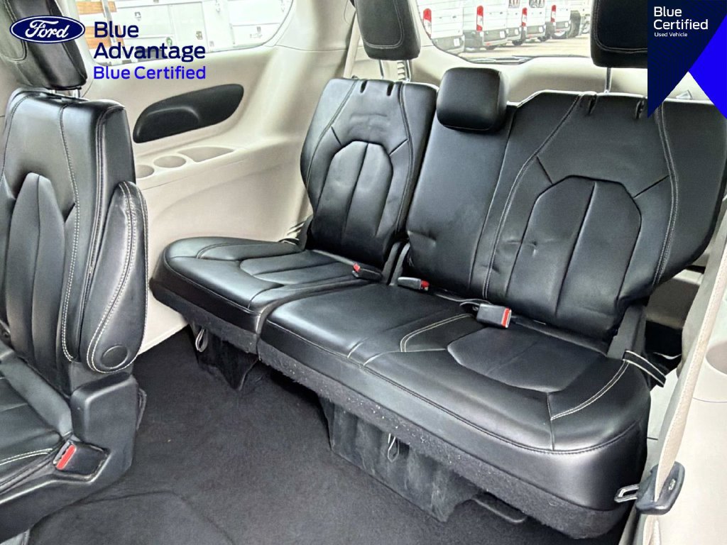 Used 2023 Chrysler Pacifica Touring-L FWD image 15