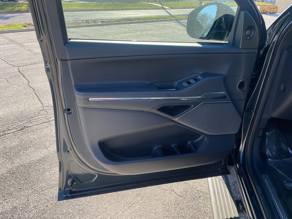 New 2025 Lincoln Navigator Reserve w/ Jet Appearance Package image 14