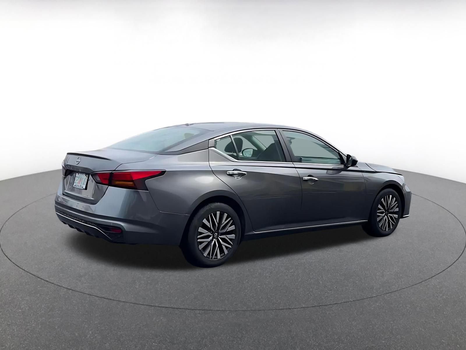 Used 2025 Nissan Altima 2.5 SV FWD image 15