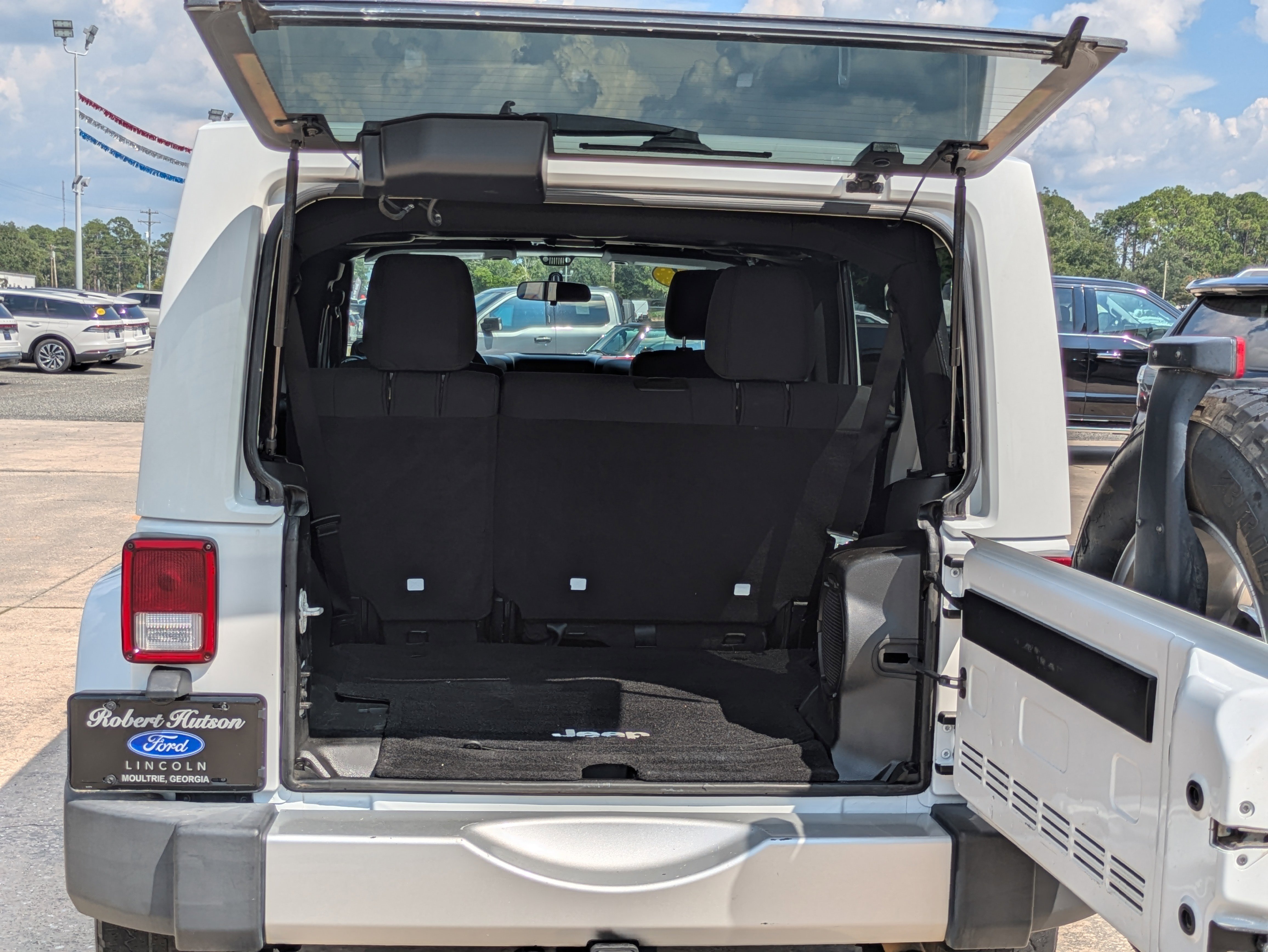 Used 2012 Jeep Wrangler Unlimited Sahara w/ Connectivity Group image 11