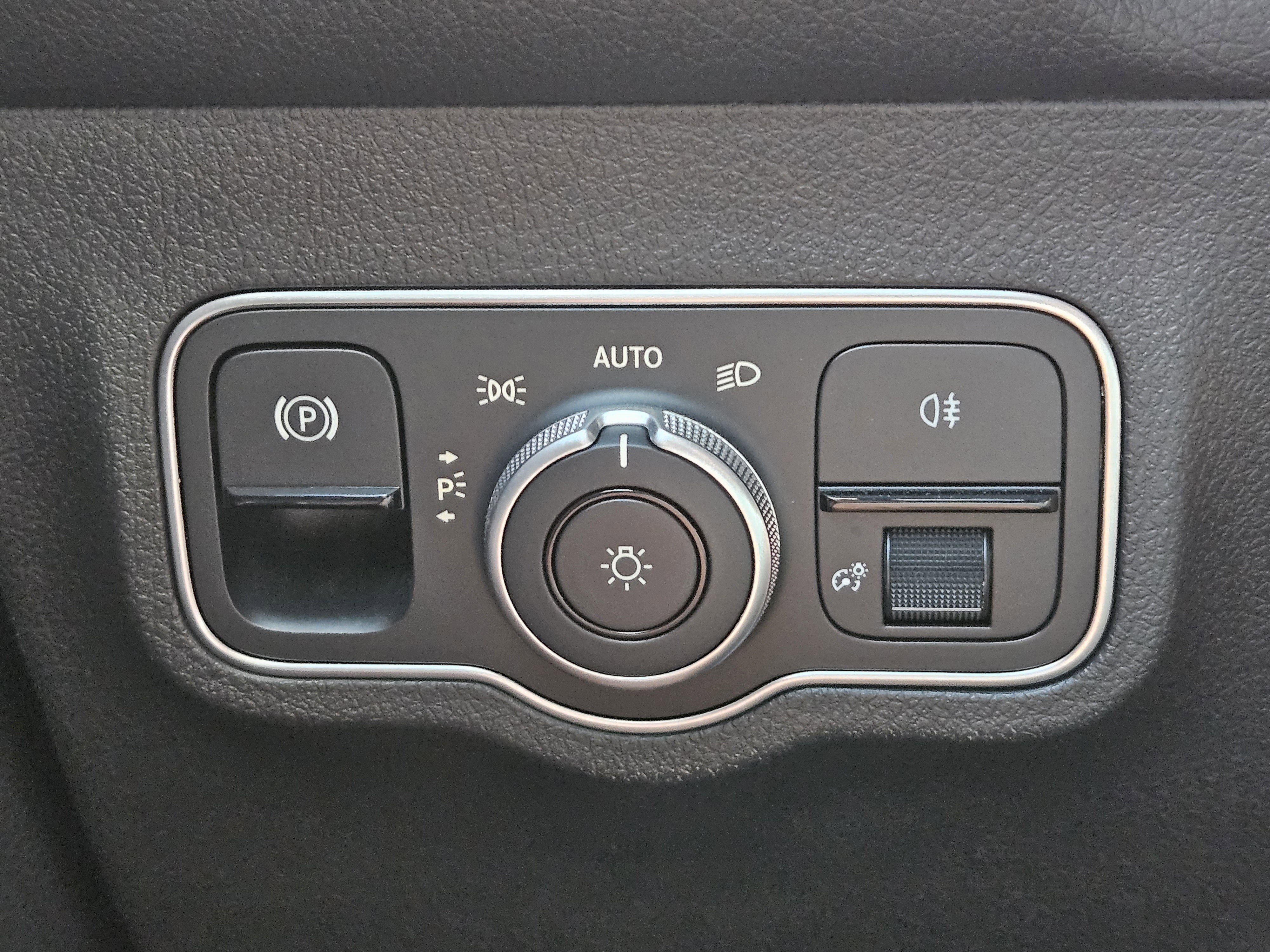 Certified 2023 Mercedes-Benz EQB 300 4MATIC image 23