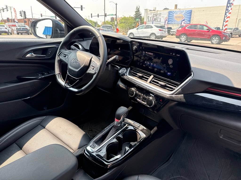 Used 2025 Chevrolet Trax RS FWD image 28