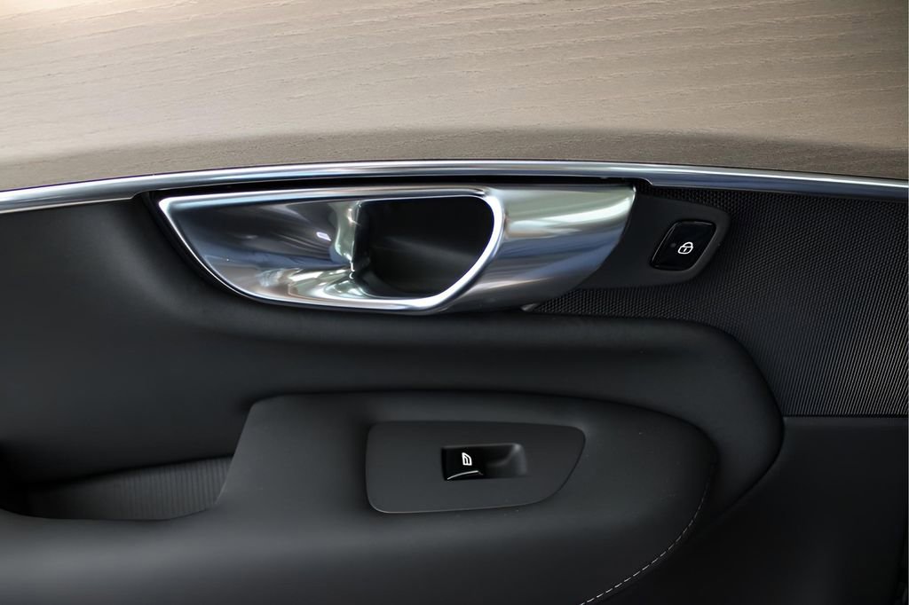 New 2025 Volvo XC90 B6 Core w/ Protection Package image 31