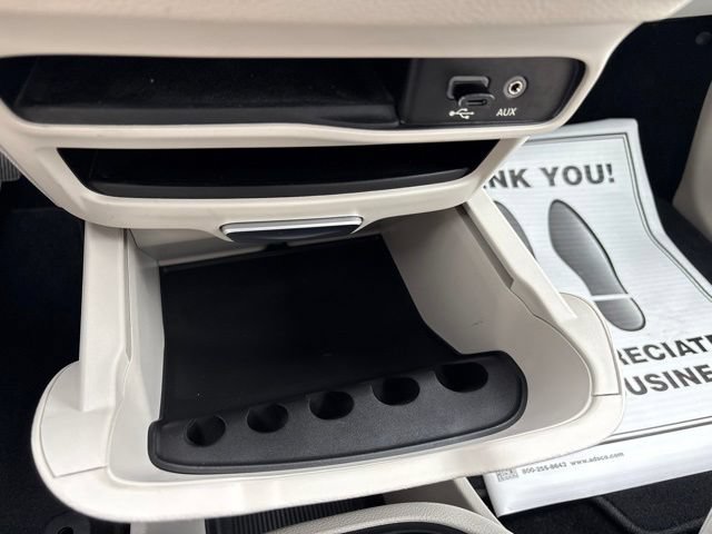 Used 2018 Chrysler Pacifica Limited w/ Tire & Wheel Group FWD image 19