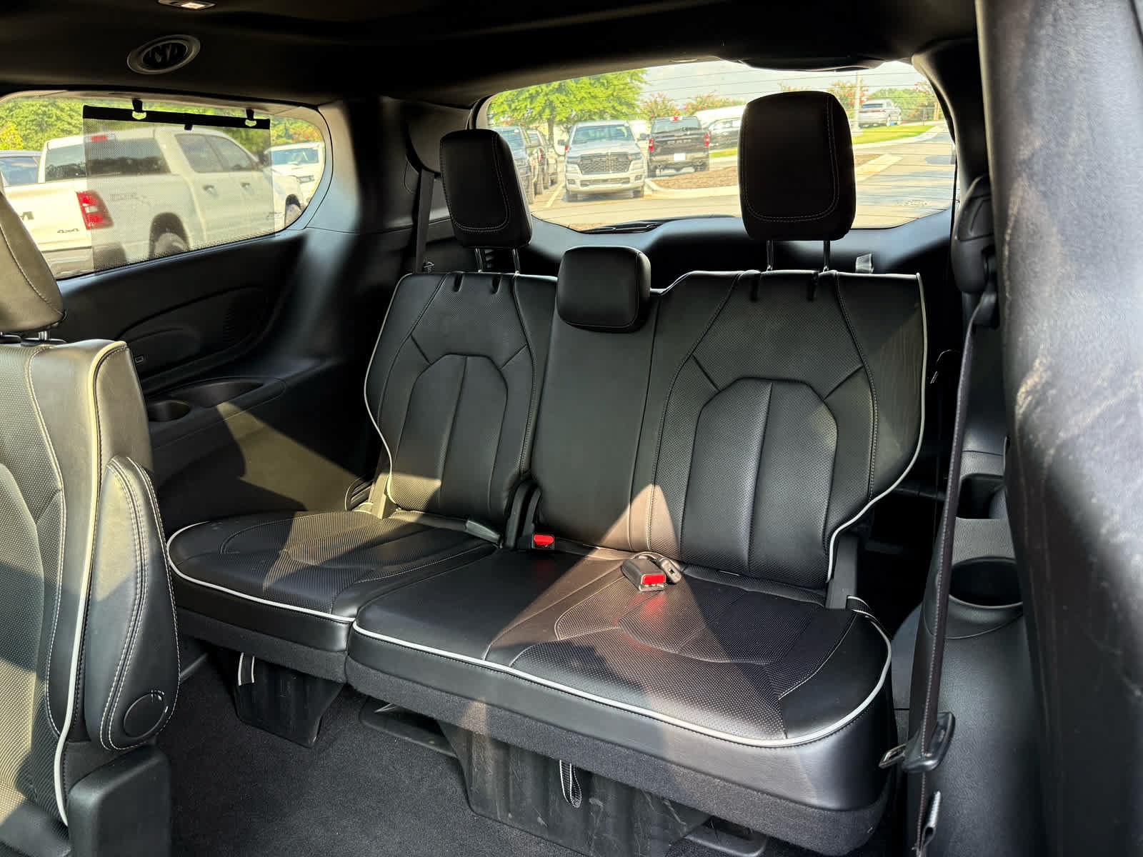 Used 2025 Chrysler Pacifica Limited FWD image 27
