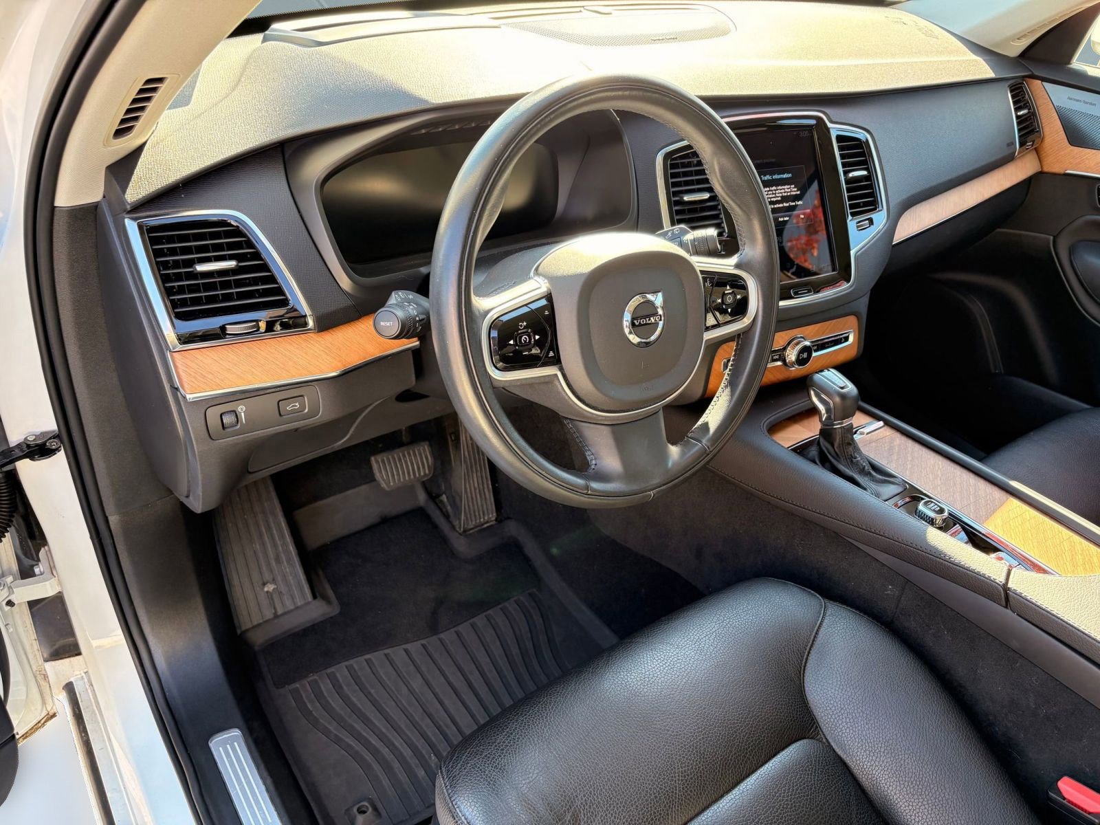 Certified 2022 Volvo XC90 T6 Momentum w/ Advanced Package image 4