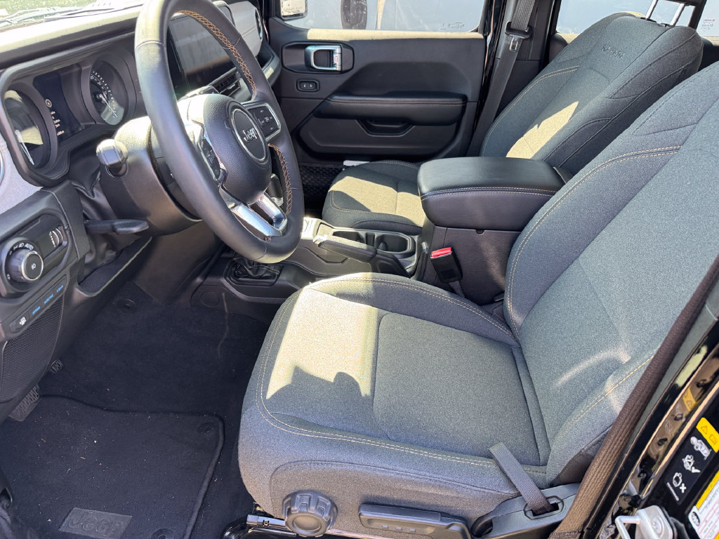 Used 2024 Jeep Wrangler Unlimited Sahara w/ Technology Group AWD/4WD image 24