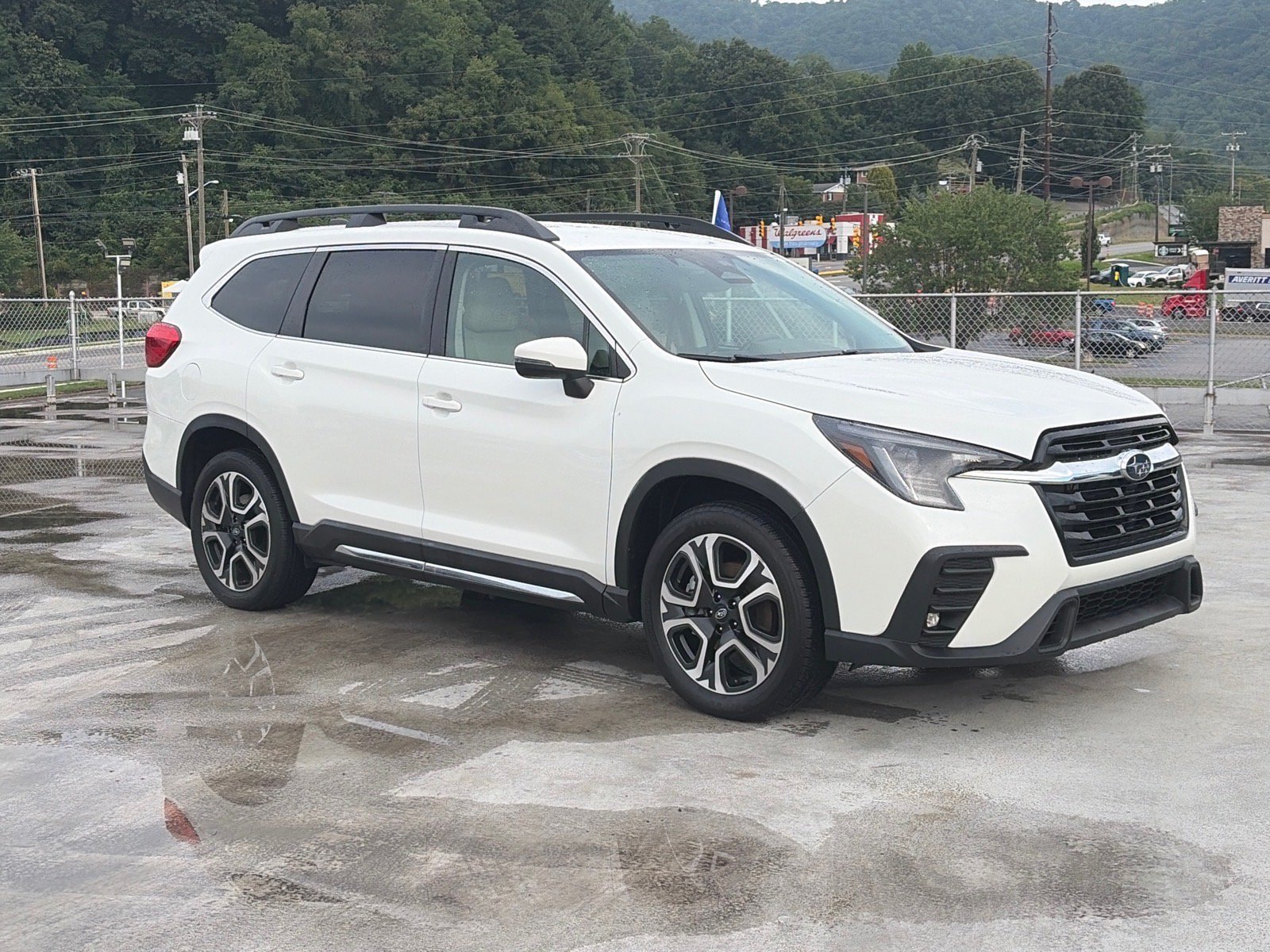 Used 2023 Subaru Ascent Limited AWD/4WD image 1