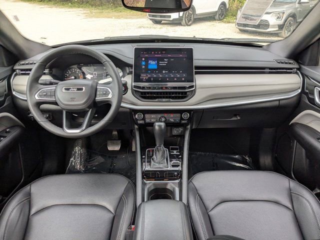 Used 2025 Jeep Compass Limited image 23