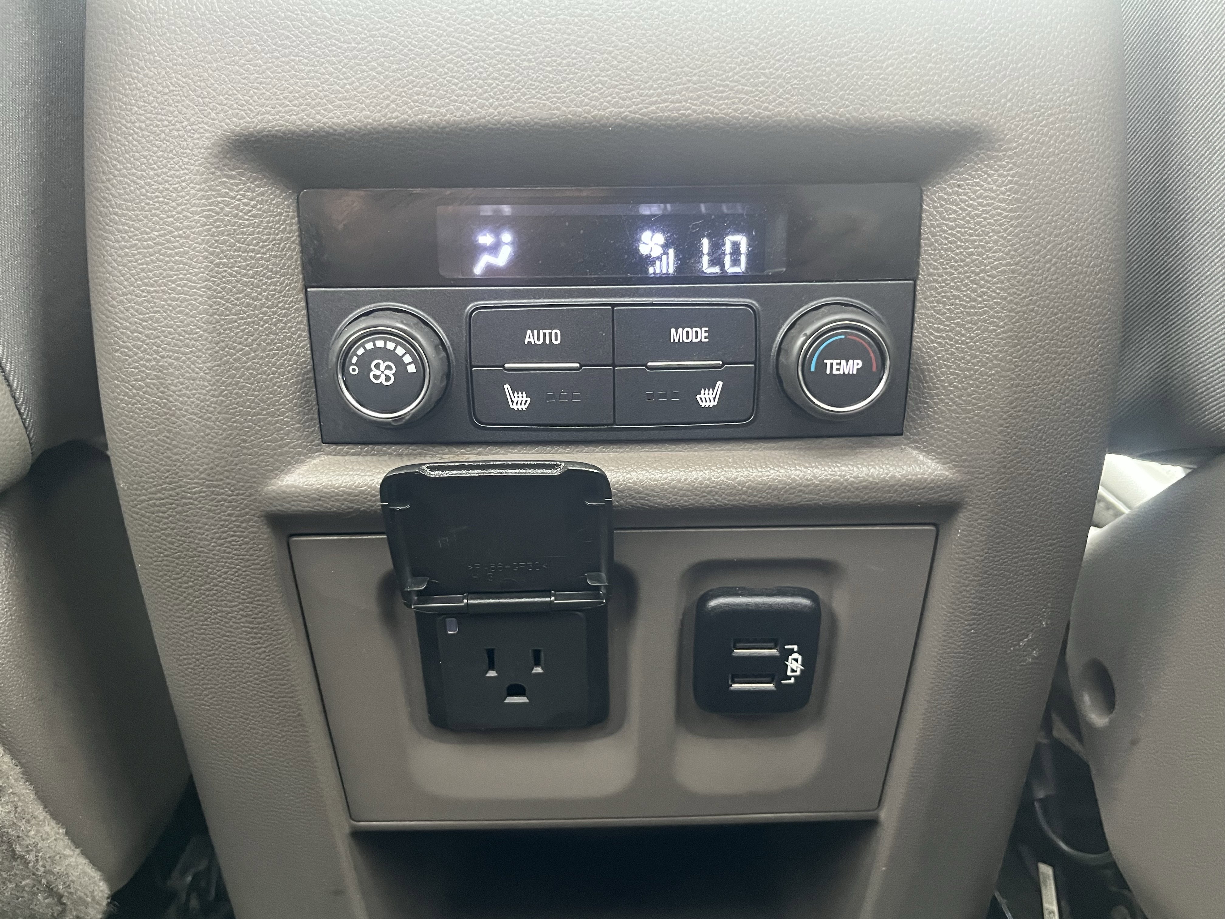 Used 2018 Chevrolet Traverse Premier w/ Driver Confidence II Package FWD image 27