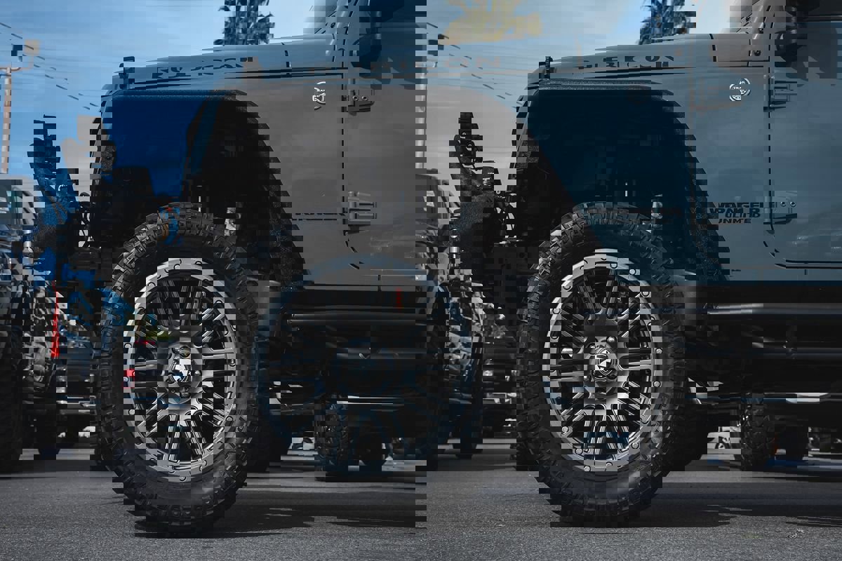 Used 2015 Jeep Wrangler Unlimited Rubicon w/ Connectivity Group image 5