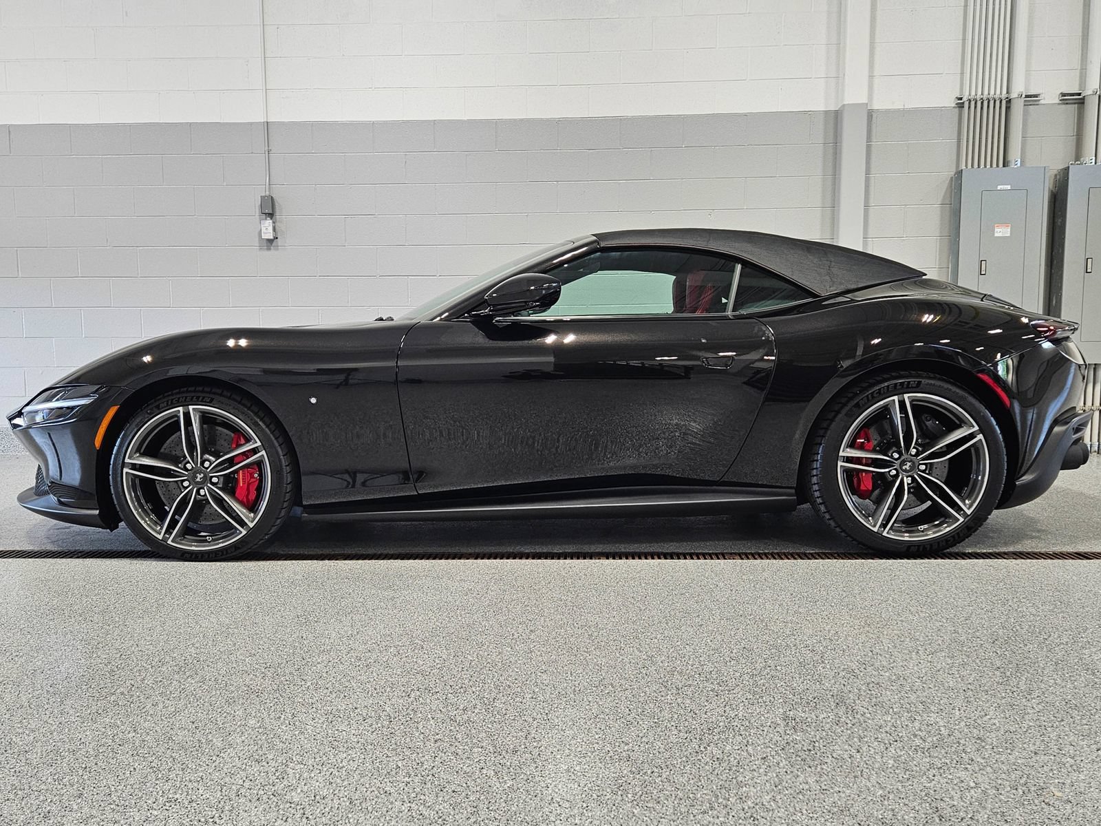 Used 2024 Ferrari Roma Spider RWD image 7