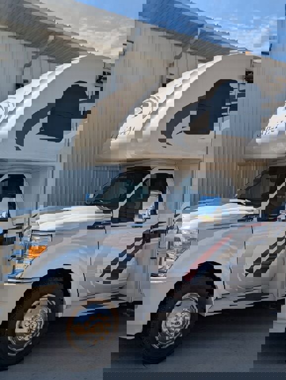 Used 2014 Ford F550 2WD Regular Cab Super Duty image 4