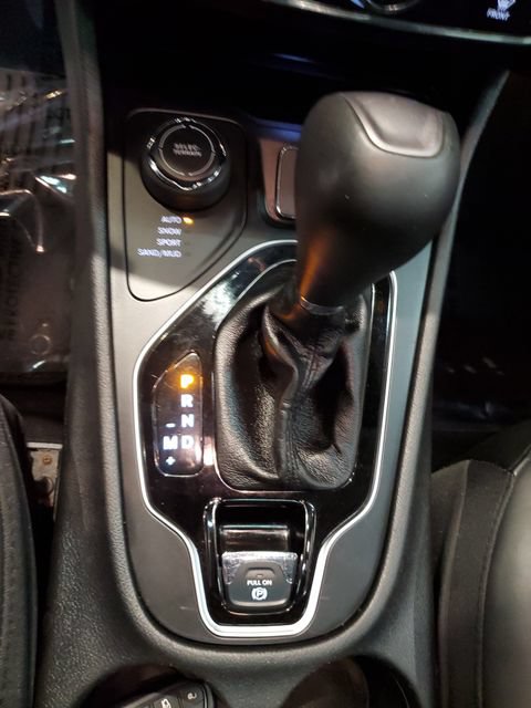 Used 2019 Jeep Cherokee Overland w/ Technology Group AWD/4WD image 25