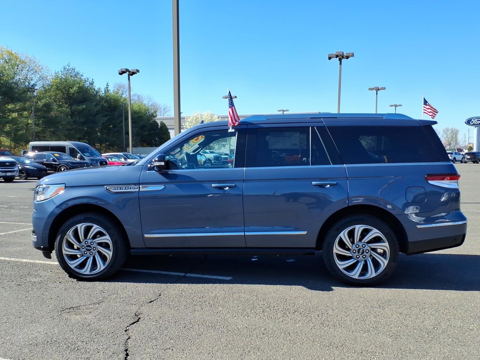 Used 2022 Lincoln Navigator Reserve AWD/4WD image 4
