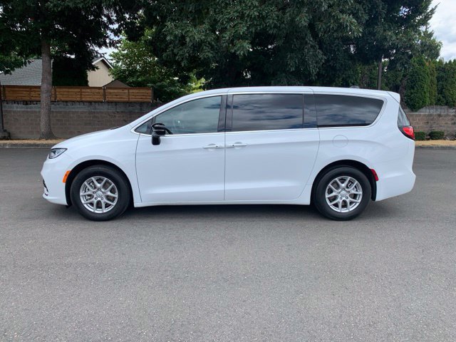 Used 2025 Chrysler Pacifica Select FWD image 2