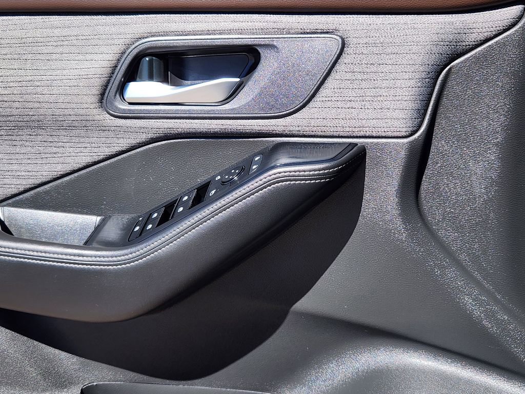 Used 2023 Nissan Rogue SV image 18