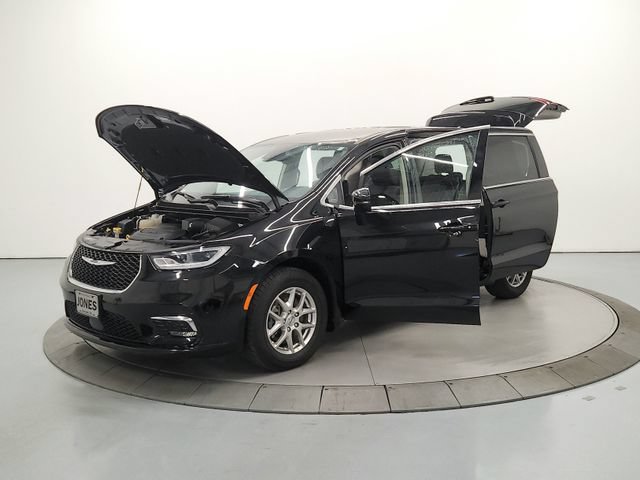 Used 2024 Chrysler Pacifica Touring-L FWD image 12