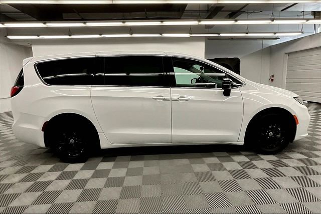 Used 2024 Chrysler Pacifica Touring-L image 15