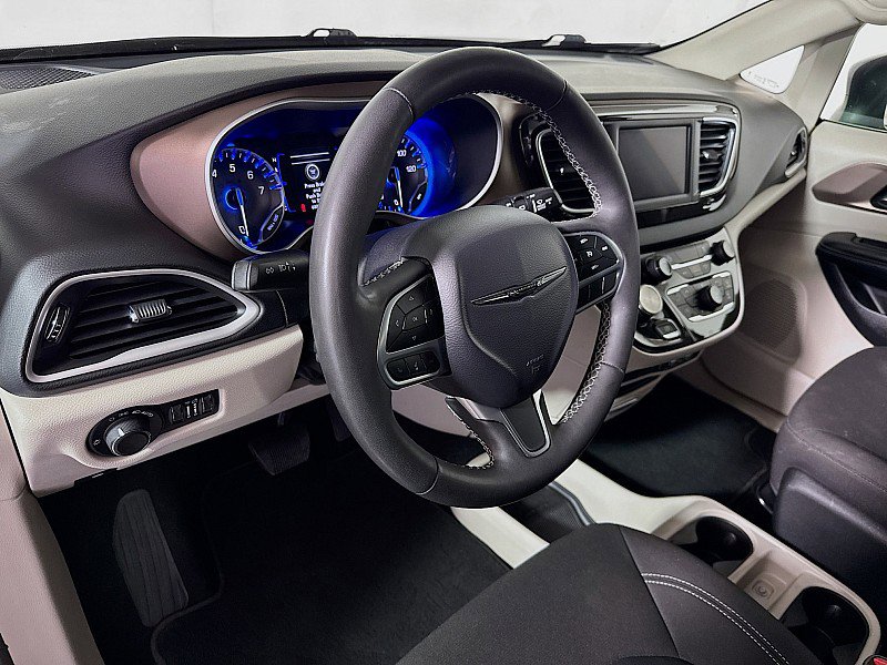 Used 2023 Chrysler Voyager LX image 9