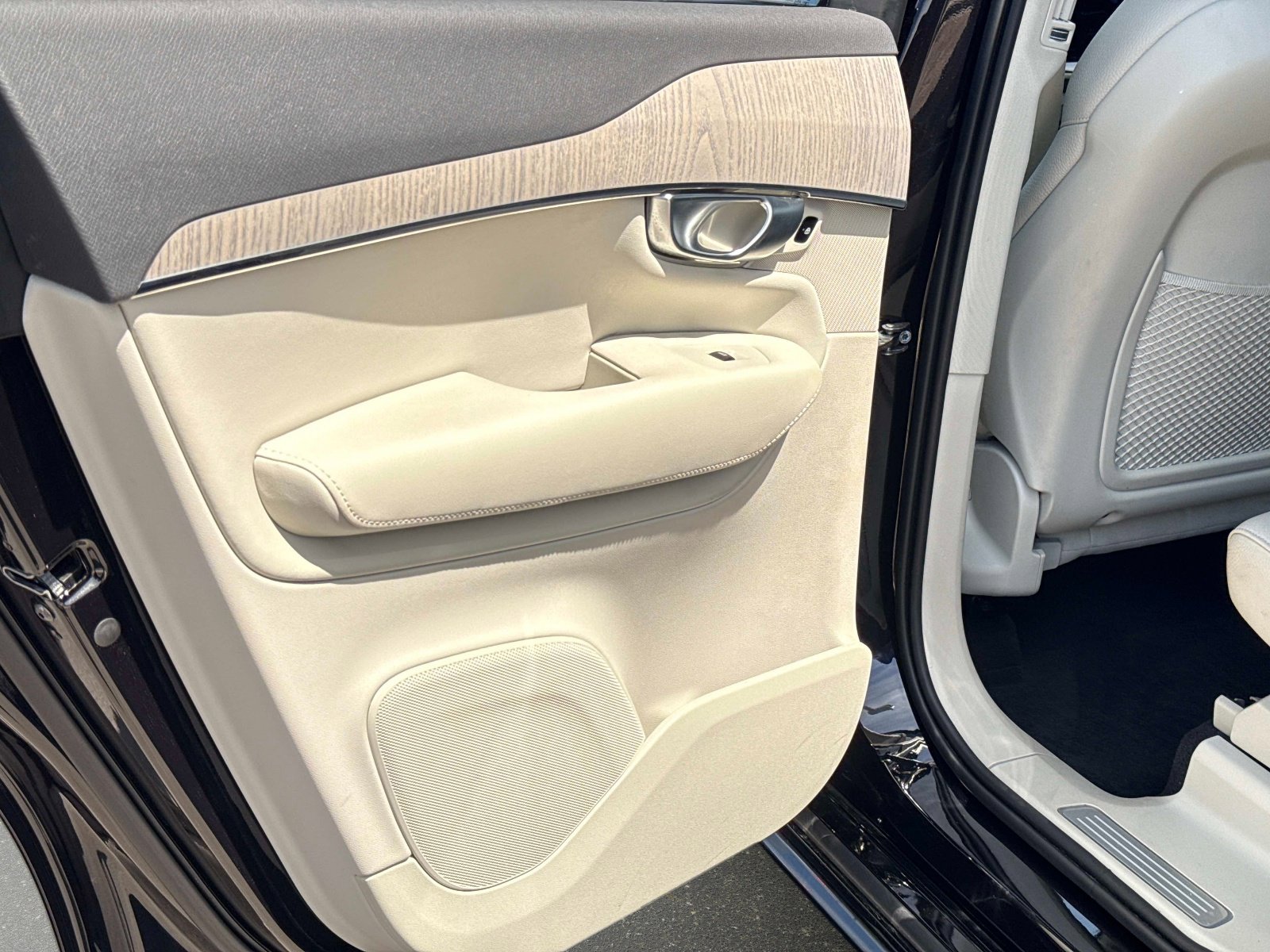 Certified 2025 Volvo XC90 T8 Plus w/ Protection Package Premier image 13