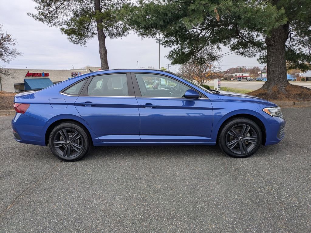 Used 2023 Volkswagen Jetta SE FWD image 3