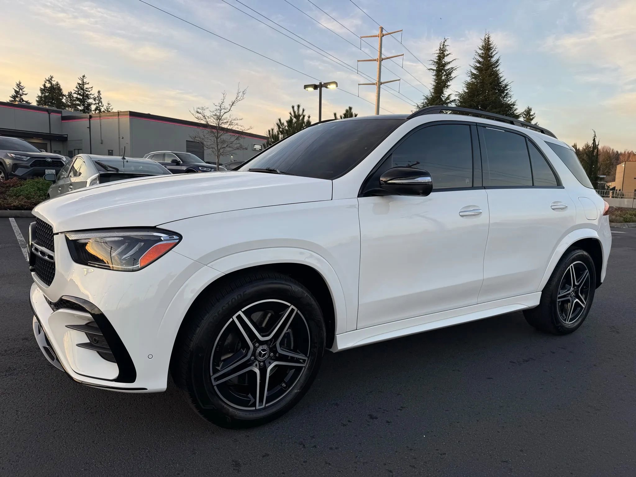 Used 2025 Mercedes-Benz GLE 450e 4MATIC w/ AMG Line Exterior image 5