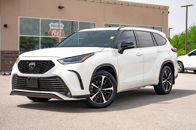 Used 2021 Toyota Highlander XSE FWD image 2