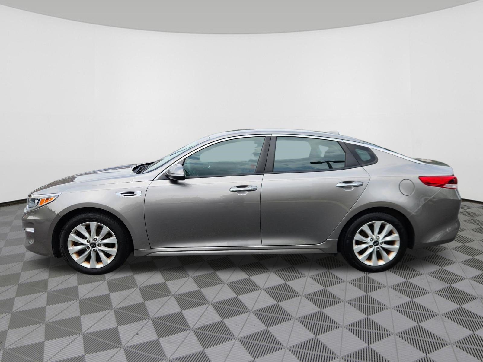 Used 2018 Kia Optima LX w/ 17" Alloy Wheels Package FWD image 5